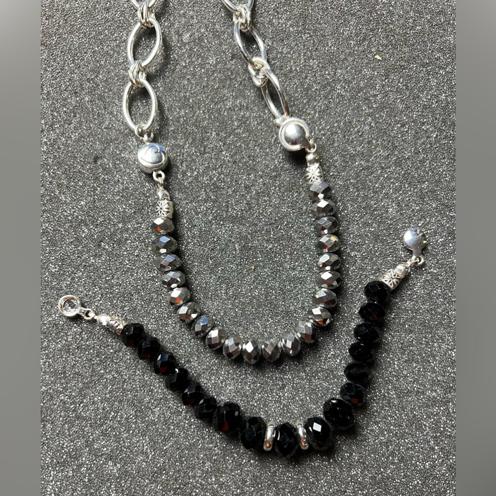 Silver chain with 2 interchangeable beads.